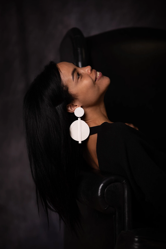 Boucles d'Oreilles Spirale Blanche Esme Pâte Polymère