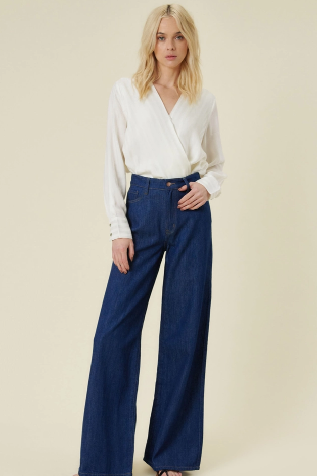 Jean taille haute à jambe très large et délavage foncé