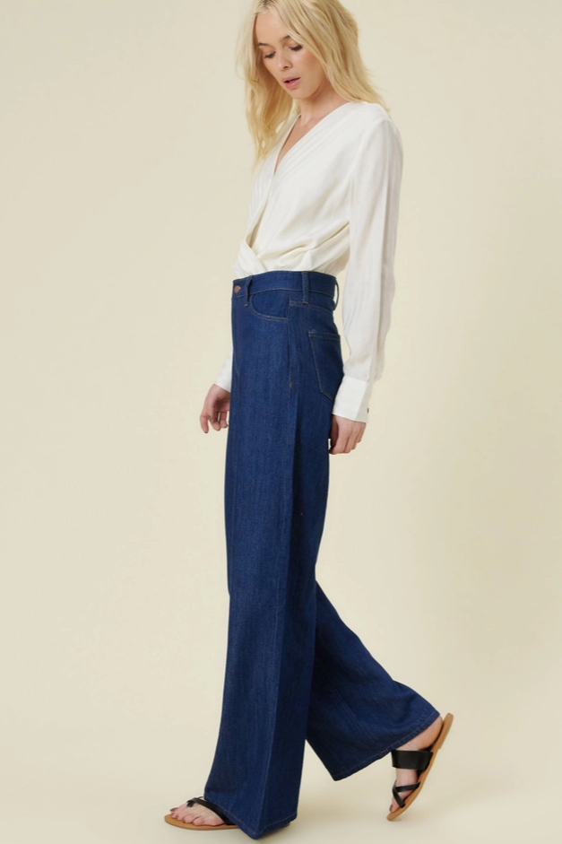 Jean taille haute à jambe très large et délavage foncé