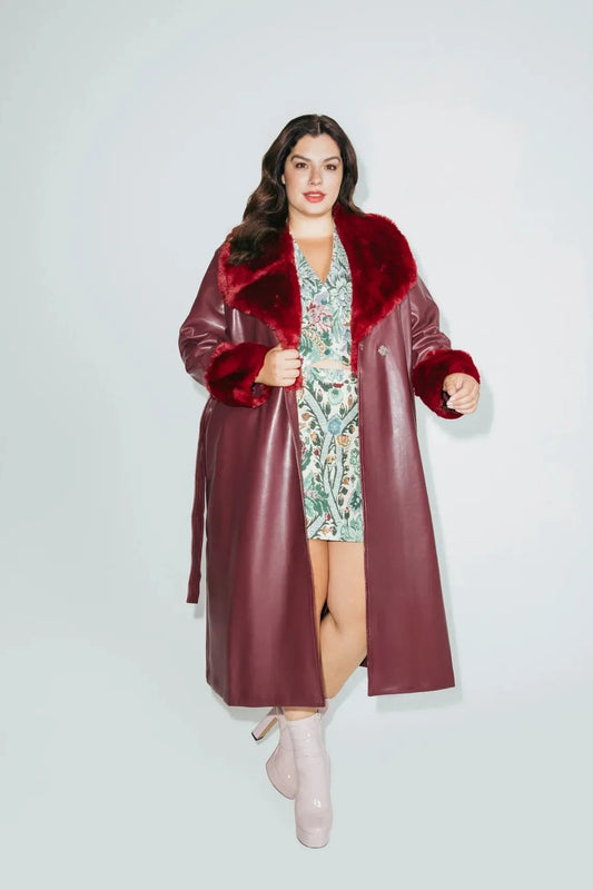 Manteau enveloppant en 'cuir' bordeaux et fausse fourrure