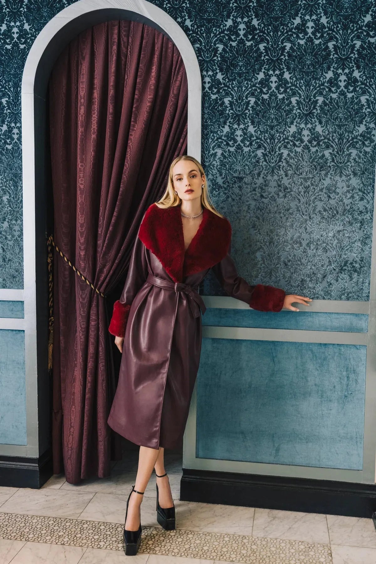 Manteau enveloppant en 'cuir' bordeaux et fausse fourrure