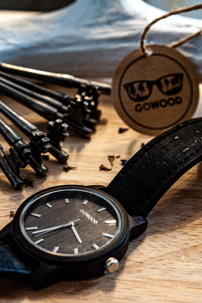 Montre en bois de santal noir avec bracelet en liège véritable