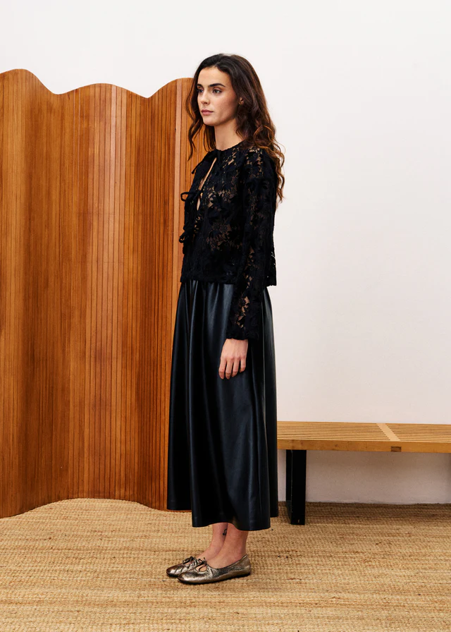 AKITA Black Top