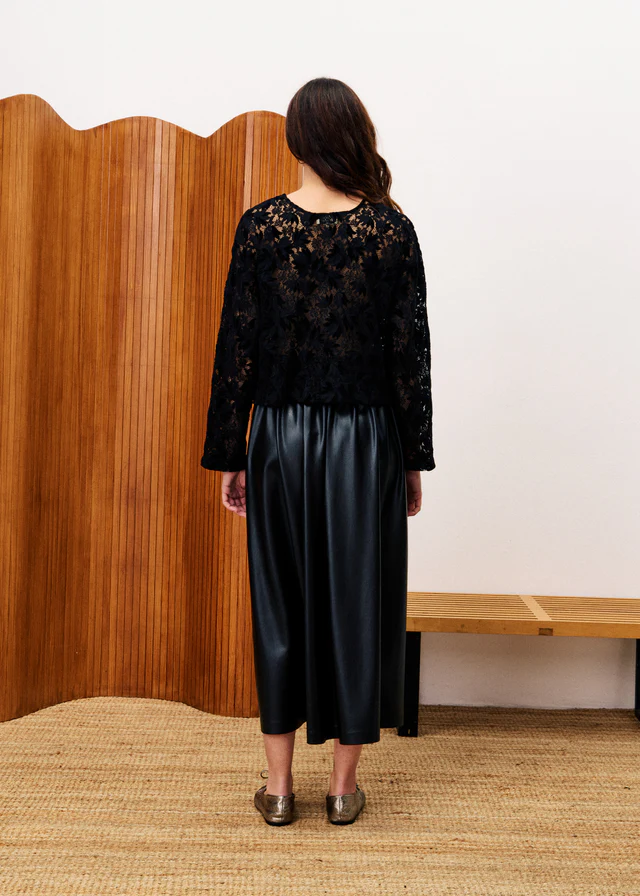 AKITA Black Top