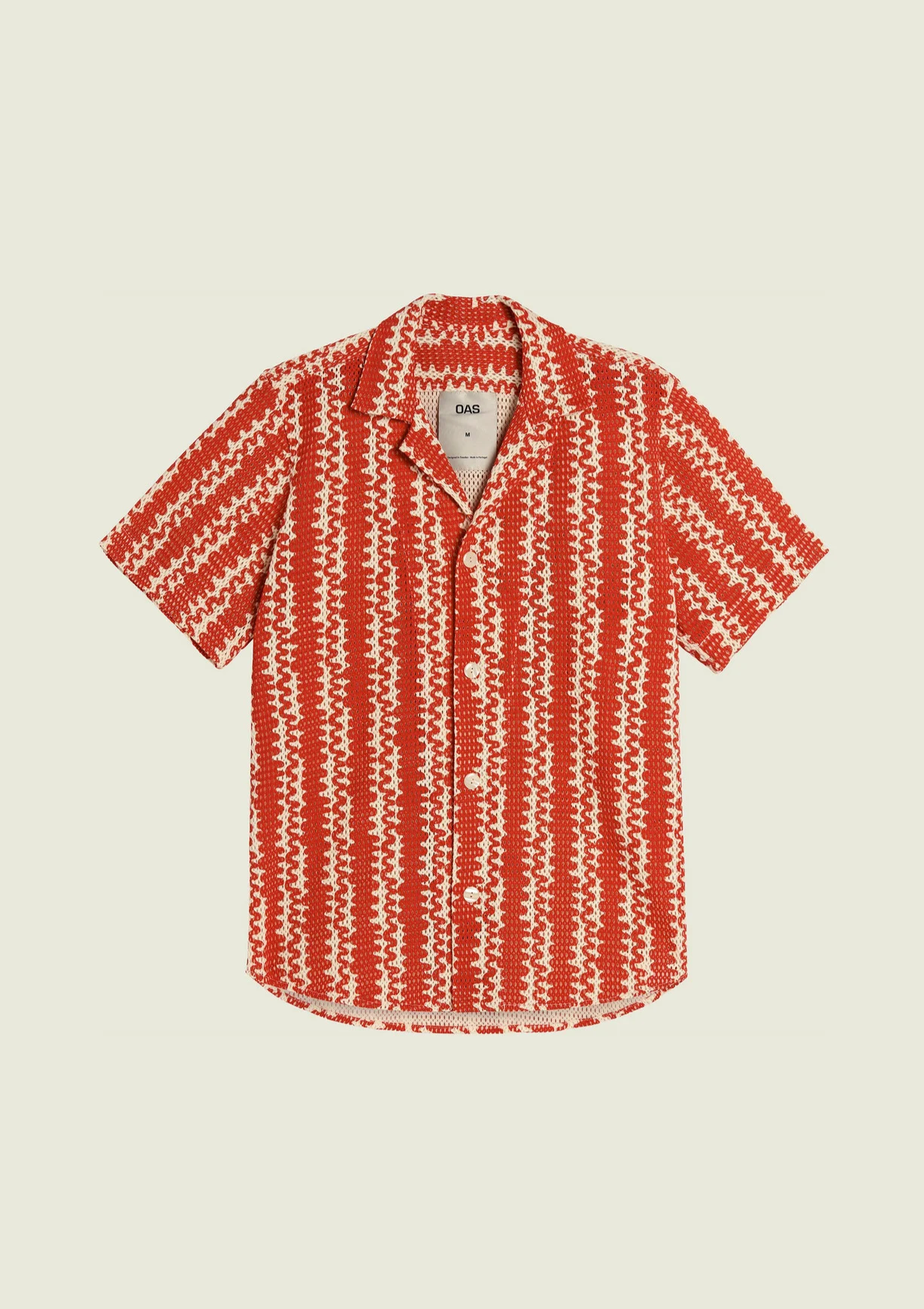 Chemise en filet rouge avec des motifs de Cuba