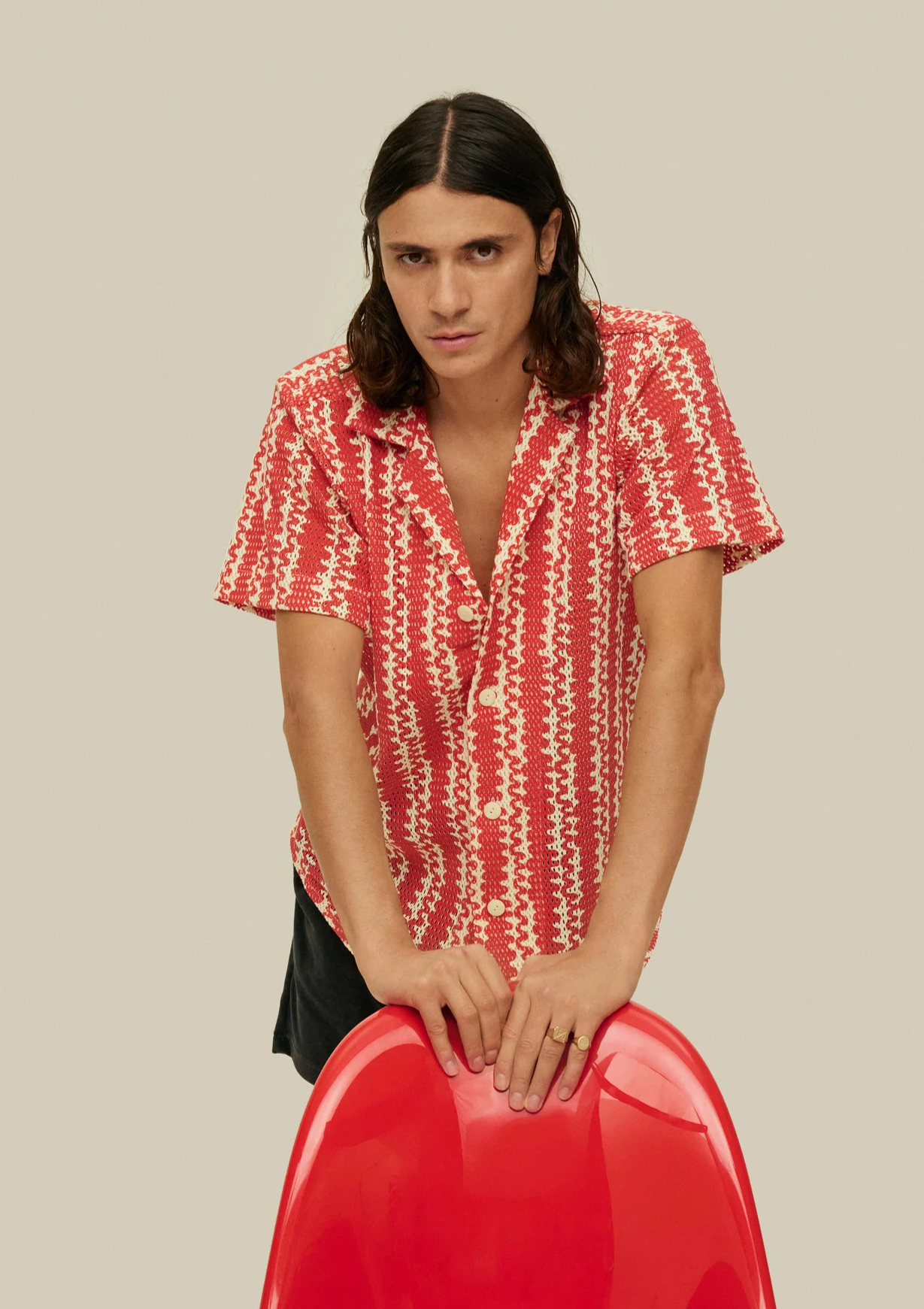 Chemise en filet rouge avec des motifs de Cuba